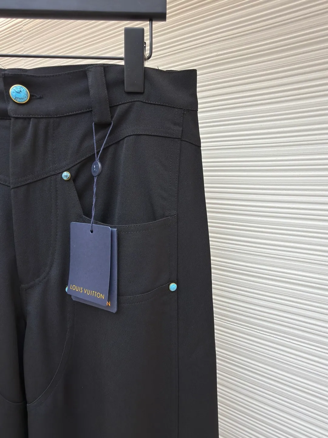 LOUIS VUITTON turquoise wool blend wide trousers ●Original version: Purchased and developed for 12700 ●Item number: 1680799-B40 ●Fabric: wool blended fabric ●Technology: Inlaid production ●Version: fitted version ●Weight: about 735 grams ●Size: 46-48-50-52 ●Description: Made of 100% sheep wool fabric with a weight of 480g. It is spun and dyed using this year's newly sheared sheep wool material. It is woven with high-speed rapier in a dust-free and static-free workshop. It has a double-sided weave, a satin weave on the back and a hemp pattern on the front. It is equipped with 60s cotton imitation Tencel twill lining and back pockets. Stenciled genuine motorcycle leather with embossed embossed seal, Swiss tooth bronze square slider and closed zipper, I-shaped buckle + rivets made of bronze with antique gold base, inlaid with lettering film and turquoise flat buckle on the inside. The surface is hand-painted and then a blower blows away the paint and then sealed with a high-gloss transparent enamel, giving the overall vision a halo effect. The overall wiring is straight and delicate, the fabric is comfortable and soft, and the color is consistent without color difference. It can be matched with the same style to create a fashionable look and control various occasions. Customized accessories, complete with three standards, same style for men and women!
